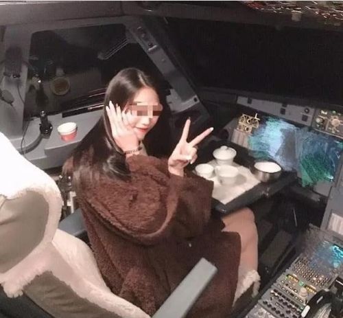 한 여성이 구이린 항공 여객기 조종석에 앉은 사진을 올려 파문을 일으켰다/사진=웨이보 캡처