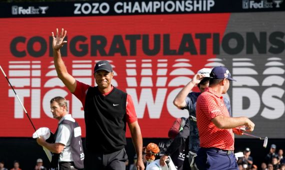 타이거 우즈가 조조챔피언십 우승으로 PGA투어 최다승 타이인 82승을 수확한 뒤 갤러리의 환호에 손을 들어 인사하는 모습이다.
