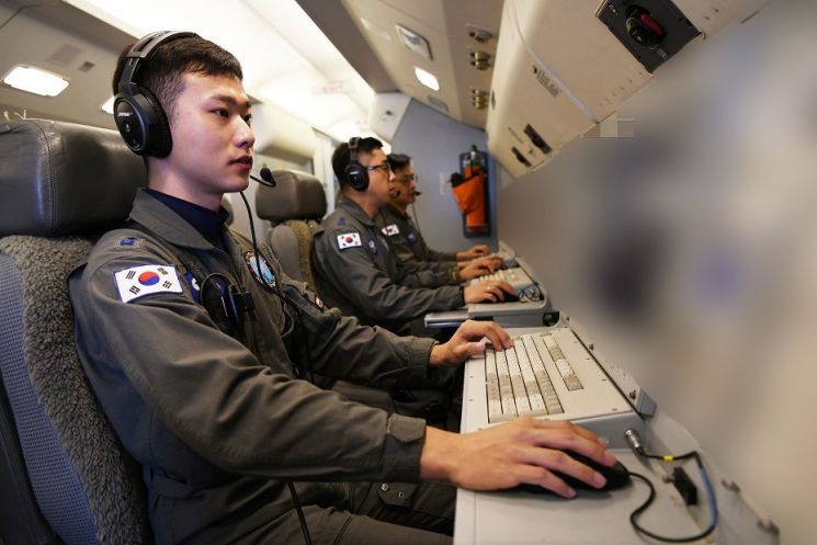 5일 공군 최우수 방공무기통제사 공중통제(E-737) 부문 '골든아이'로 선발된 박인용 대위가 임무를 수행하고 있다. (사진=대한민국 공군)
