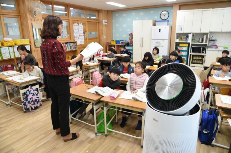 자료 사진. 공기청정기가 설치된 한 초등학교 교실.