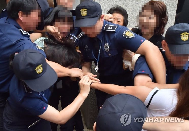 전 남편 살해 혐의로 구속기소 된 고유정이 지난8월12일 오전 제주지법에서 첫 재판을 받고 나와 호송차에 오르기 전 한 시민에게 머리채를 잡히고 있다. [이미지출처=연합뉴스]
