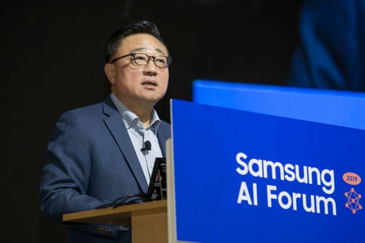고동진 사장 "삼성, 2020년 폴더블폰 출하량 대폭 늘린다"