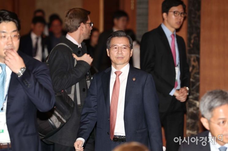 [포토]컨퍼런스 참석하는 김용범 기재부 1차관 
