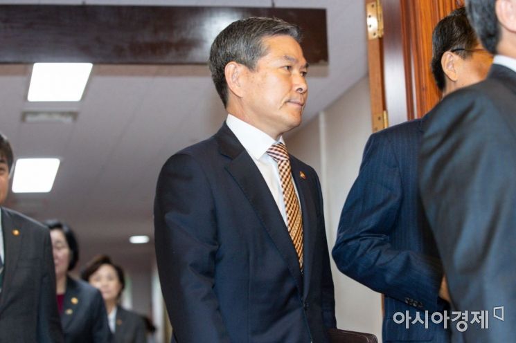 [포토]회의실 들어서는 정경두 국방부 장관