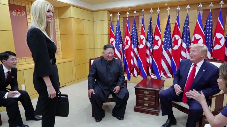 북한 조선중앙TV는 지난 7월 1일 전날 판문점 회동 기록영화에서 김정은 국무위원장이 도널드 트럼프 미 대통령의 장녀인 이방카 백악관 선임보좌관과 인사를 나누는 장면을 공개했다.
