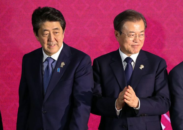 문재인 대통령과 아베 일본 총리가 지난 4일 방콕 임팩트 포럼에서 열린 역내포괄적경제동반자협정(RCEP)에서 기념촬영 후 자리로 향하고 있다.
