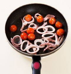 3. 팬에 버터를 두르고 오징어를 볶다가 방울 토마토를 넣어 3분정도 볶는다.