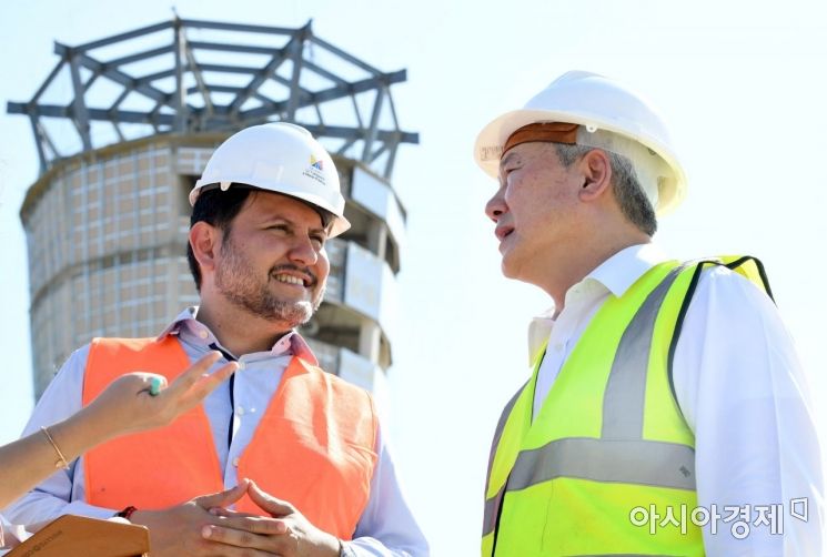 [포토] 에콰도르 신규터미널 둘러보는 손창완 사장