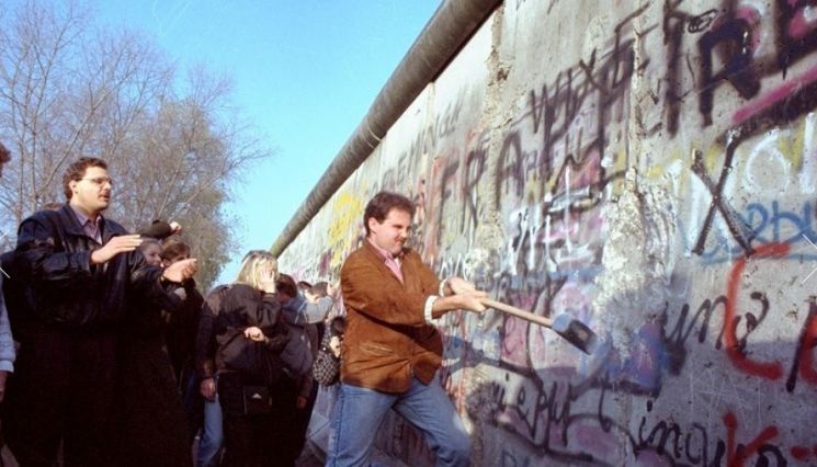 1989년 11월 베를린장벽 붕괴 당시 직접 장벽 철거에 나선 독일 시민들의 모습(사진=AP연합뉴스)