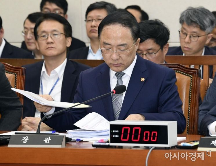 [포토] 자료 확인하는 홍남기 부총리