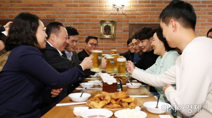 [포토] 박영선·박용만, 청년 스타드업 대표들과 치맥 간담회