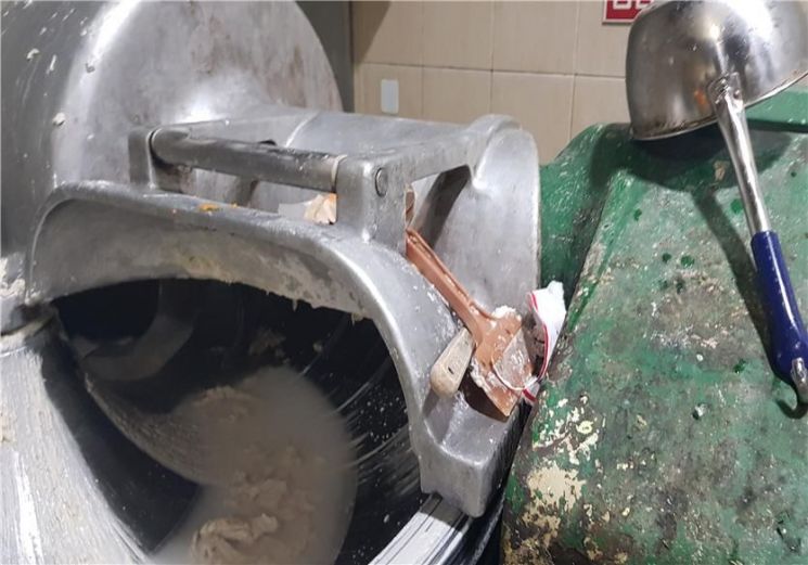 배합기 등에 찌든 때가 붙어있다. 식품의약품안전처가 최근 진행한 식품제조가공업체 점검에서 적발됐다.
