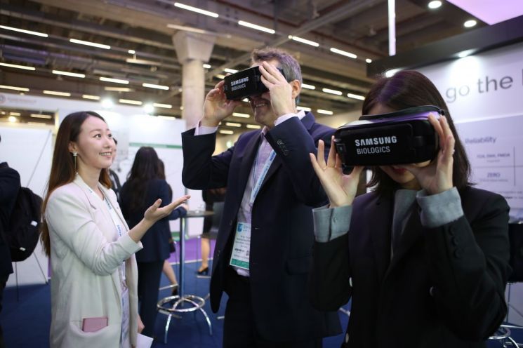 지난 5일 개막한 CPhI 월드와이드 2019에 삼성바이오로직스가 단독부스를 마련해 참가했다. 방문객이 VR콘텐츠를 접하고 있다.