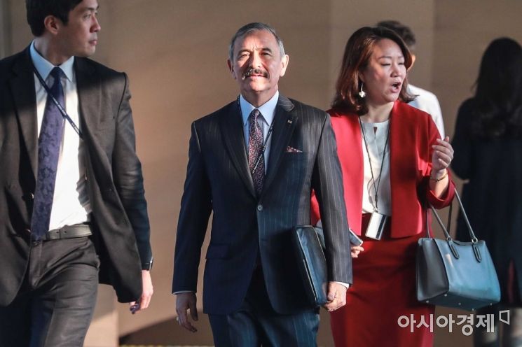 해리 해리스 주한 미국대사가 지난해 11월6일 서울 종로구 외교부 청사로 들어서고 있다. /문호남 기자 munonam@