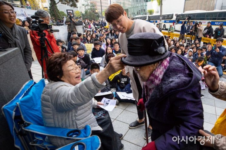 [포토]인사하는 이옥선 할머니-이용수 할머니
