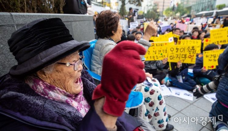 [포토]일본정부 사죄 촉구하는 이옥선 할머니