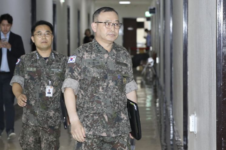 합참 김영환 정보본부장(오른쪽)을 비롯한 관계자들이 북한 단거리 탄도미사일 발사 관련 보고를 위해 지난달 31일 서울 여의도 국회 정보위원장실로 향하고 있다. (사진=연합뉴스)