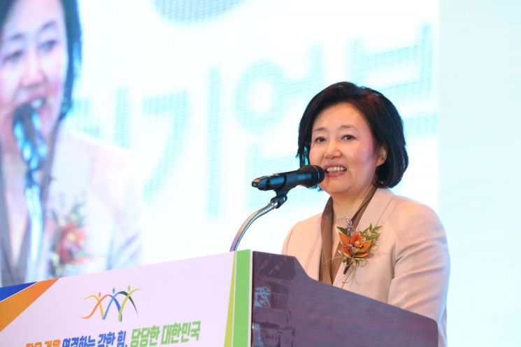 박영선 중소벤처기업부 장관이 6일 서울 여의도 중소기업중앙회에서 개최된 '2019 동반성장 주간 기념식'에서 축사를 하고 있다.