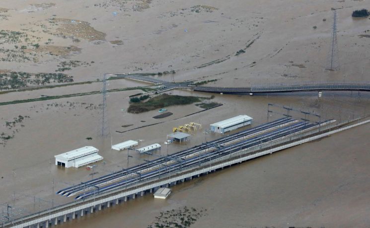 제19호 태풍 '하기비스' 영향으로 홍수에 잠긴 신칸센 차량기지 (사진=AFP연합뉴스)
