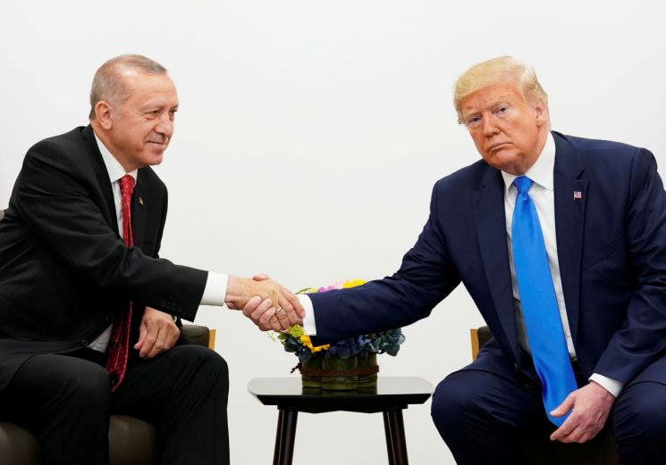 도널드 트럼프 미국 대통령(왼쪽)과 레지프 타이이프 에르도안 터키 대통령 [이미지출처=로이터연합뉴스]