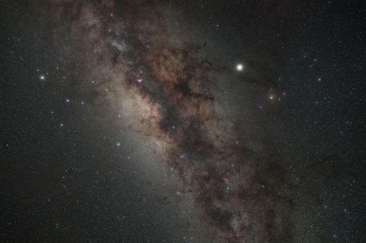 캐논, 천체·야간 촬영에 특화된 미러리스 'EOS Ra' 공개