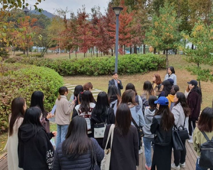 5일 서울서초지구 어울림공원에서 ‘LH 공원투어 프로그램’에 참여한 대학생들이 공원 설계자의 설명을 듣고 있다.