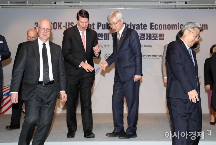 [포토]기념촬영 마친 이태호 차관과 크라크 미 국무부 경제차관 