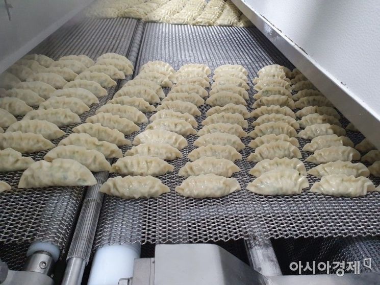 플러튼 공장에서 만두가 제조되는 모습. 이곳에서는 하루에 3~4종 제품이 동시에 생산된다.