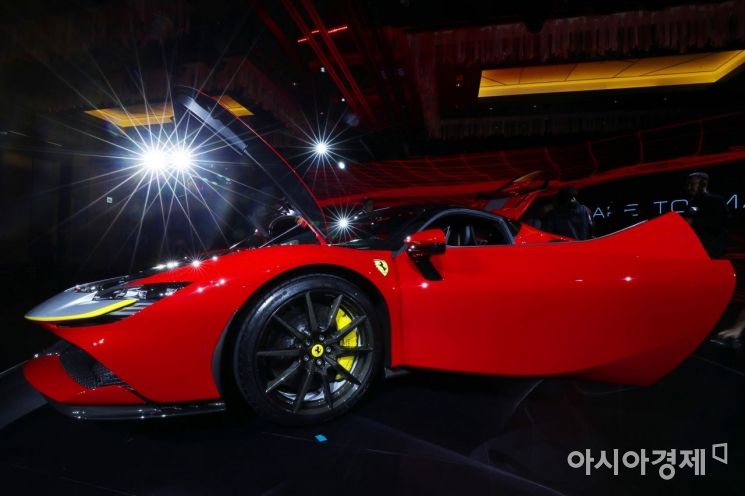[포토]빛나는 페라리 'SF90 스트라달레' 