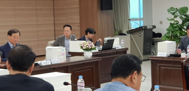 유용 서울시의회 기획경제위원장이 8일 오전 서울시농수산식품공사에 대한 2019년 행정사무감사를 진행하고 있다.