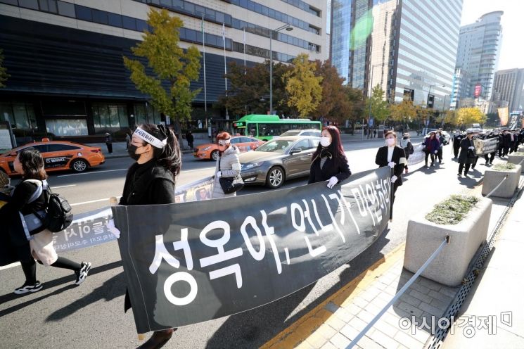 [포토]통일부 향하는 탈북민 비상대책위원회 