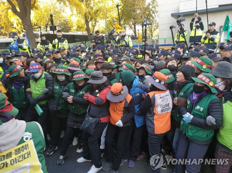 톨게이트 노동자들, 청와대 방향 행진하다 경찰과 충돌 (사진=연합뉴스)