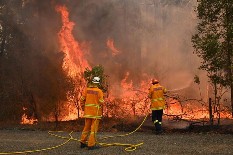 호주 동부서 동시다발적 산불…"최소 3명 사망, 수 천명 대피"