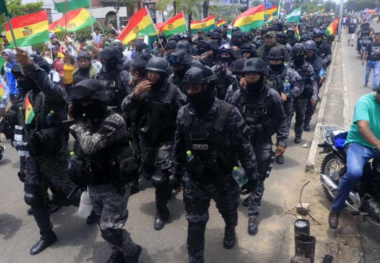 반정부 시위에 가담한 볼리비아 경찰들 [이미지출처=EPA연합뉴스]