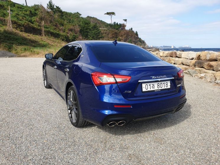 [시승기]"심장을 울리는 엔진소리"…럭셔리 스포츠 세단 마세라티 기블리