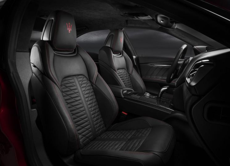 [시승기]"심장을 울리는 엔진소리"…럭셔리 스포츠 세단 마세라티 기블리