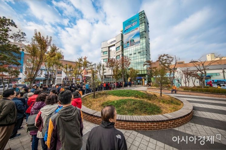 10월 8일 개통한 월미바다열차가 이용객들이 몰리면서 상당시간 대기 후 탑승이 가능할 정도로 인기를 끌고 있다. [사진=인천교통공사]