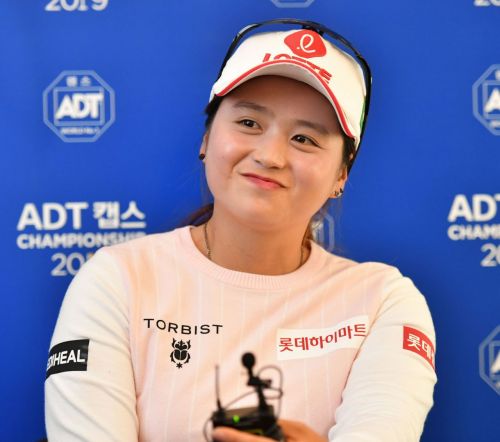 최혜진이 KLPGA투어 2019시즌 '4관왕'에 오른 뒤 인터뷰를 하고 있다. 사진=KLPGA