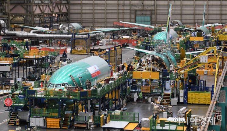 미국 워싱턴주 에버렛 보잉 팩토리에서 777기종이 생산라인에서 조립되고 있다./에버렛(미국)=김현민 기자 kimhyun81@