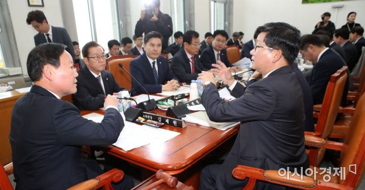 김재원 국회 예결위원장이 11일 국회에서 열린 1차 예산안등조정소위원회를 주재하고 있다./윤동주 기자 doso7@