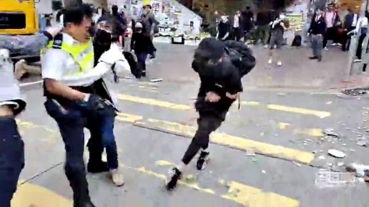 "탕, 탕, 탕" 홍콩 경찰, 실탄 3발 발사…1명 위독(종합 2보)
