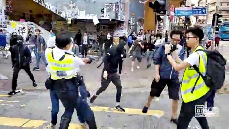 "탕, 탕, 탕" 홍콩 경찰, 실탄 3발 발사…1명 위독(종합 2보)