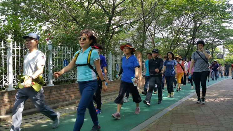 '걷기좋은날'을 지정, 마을 걷기코스를 걷는 약수동 걷기 동아리 회원들