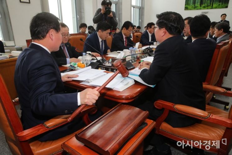 [포토] 회의 주재하는 김재원 예결위원장