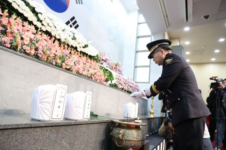 12일 오전 서울 동작구 국립서울현충원에서 열린 합동안장식에서 민갑룡 경찰청장이 헌화를 하고 있다./경찰청 제공