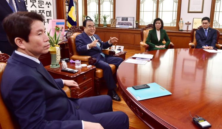 여야, 19일 본회의 열고 민생법안 처리키로…'패트' 이견은 여전  
