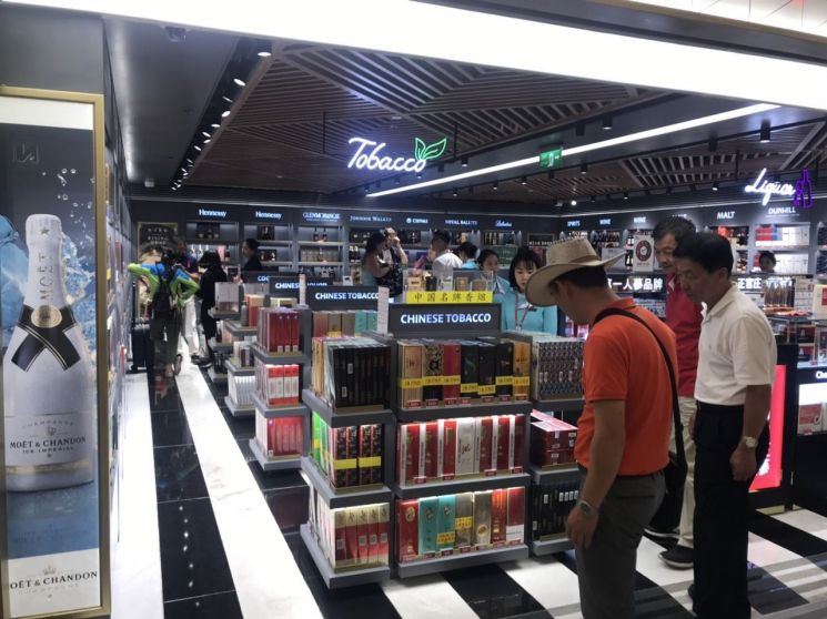 롯데면세점 하노이공항점 담배 코너에서 관광객들이 제품을 살펴보고 있다.