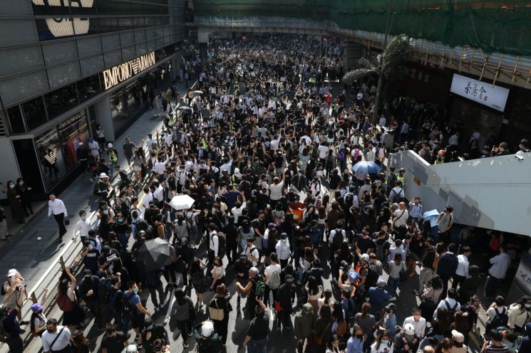 홍콩 시위로 '교통대란'…대학생들 교정서 격렬 대치 