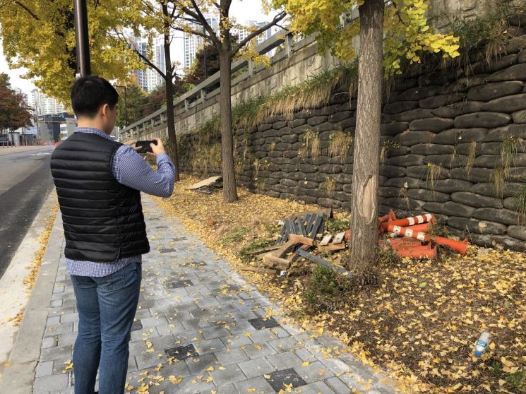 환경순찰 중 처리사항을 해당부서에 앱으로 바로 전달하고 있다.