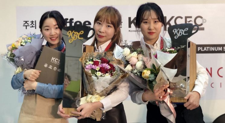 지난 10일 서울 코엑스에서 열린 ‘2019 한국바리스타 챔피언십’ 대회에서 1등(신은주, 가운데), 2등(허윤아, 우측), 4등(최지혜)을 차지한 엔제리너스 큐그레이더들이 시상식 후 포즈를 취하고 있다.